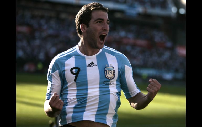 El argentino Gonzalo Higuaín celebra el segundo gol de su equipo contra España.EFE  /