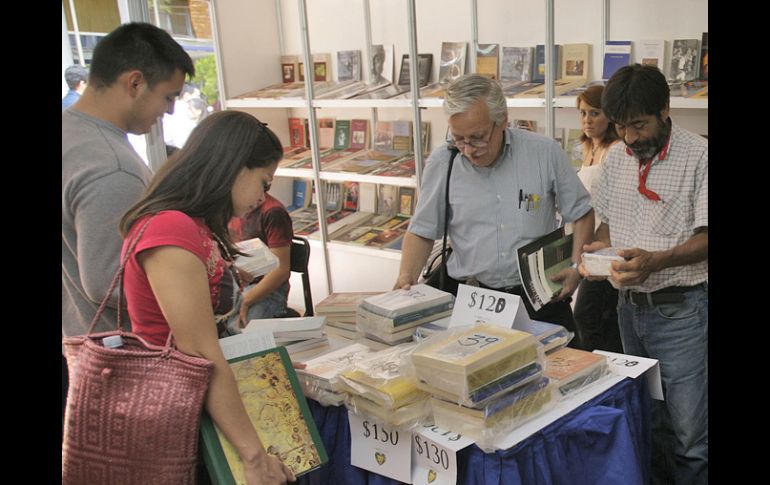 Venta y exposición de libros, lucha libre, música, cine y plástica. S. NÚÑEZ  /