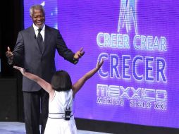 Kofi Annan es saludado por una niña hoy, durante su ponencia en el marco de las actividades del foro 'México siglo XXI'. EL UNIVERSAL  /