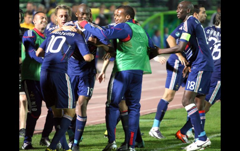 Jugadores de Francia festejan victoria contra Bosnia. EFE  /