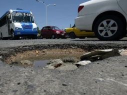 Los asfaltos en la mayor parte de las avenidas de la ciudad superaron hace años su vida útil. E. BARRERA  /