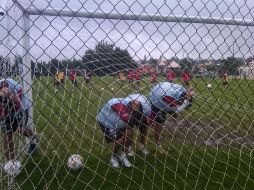 Los jugadores del Atlas entrenarona bajo la lluvia. G LÓPEZ  /