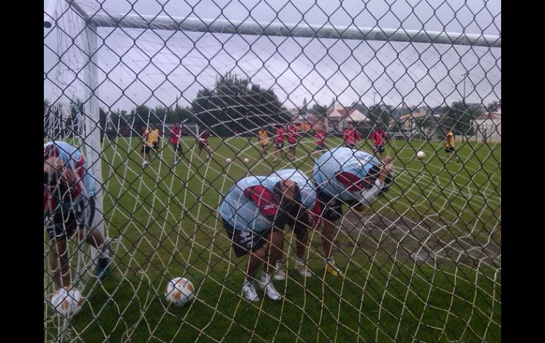 Los jugadores del Atlas entrenarona bajo la lluvia. G LÓPEZ  /