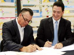 El director general de Copag, Carlos Andrade, y el titular de la Seproe, Alonso Ulloa, en la firma de convenio. E. PACHECO  /