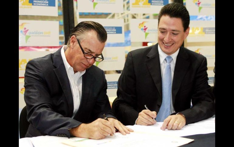 El director general de Copag, Carlos Andrade, y el titular de la Seproe, Alonso Ulloa, en la firma de convenio. E. PACHECO  /