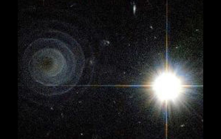 El material cósmico desprendido por la estrella y que forma el espiral se mueve a 50 mil kilómetros por hora. HUBBLE  /