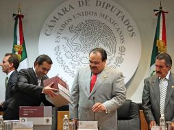 Ernesto Cordero entrega el Paquete Económico al presidente de la desa directiva de la Cámara de Diputados, Jorge Ramírez. EL UNIVERSAL  /