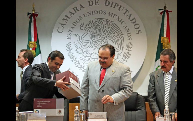 Ernesto Cordero entrega el Paquete Económico al presidente de la desa directiva de la Cámara de Diputados, Jorge Ramírez. EL UNIVERSAL  /