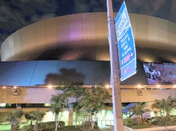 El Superdome de Louisiana, casa de los Santos de Nueva Orleáns, está listo para el “kickoff” inicial de la NFL esta noche.  AP  /