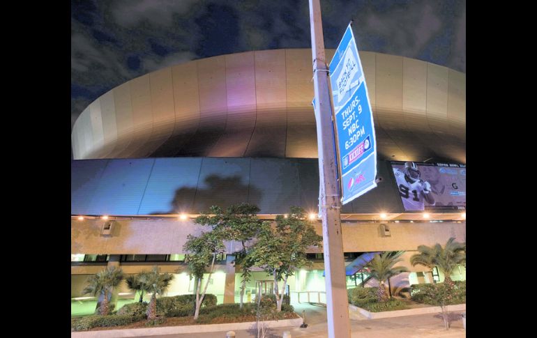 El Superdome de Louisiana, casa de los Santos de Nueva Orleáns, está listo para el “kickoff” inicial de la NFL esta noche.  AP  /