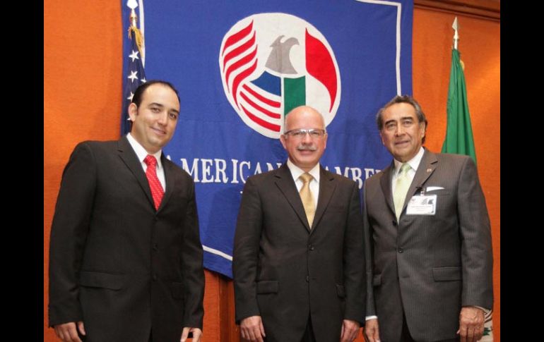 Ignacio Navarro, José Zozaya, y Luis Romero Luna, presidente de la American Chamber México. A. CAMACHO  /