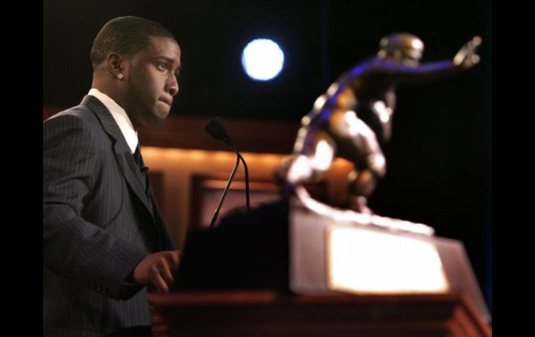 Foto de archivo de Reggie Bush cuando recibió el Trofeo de Heisman en el 2005. AP  /