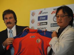 Ricardo La Volpe posa con su playera junto al presidente de la federación de futbol de Costa Rica Eduardo Lee. AFP  /