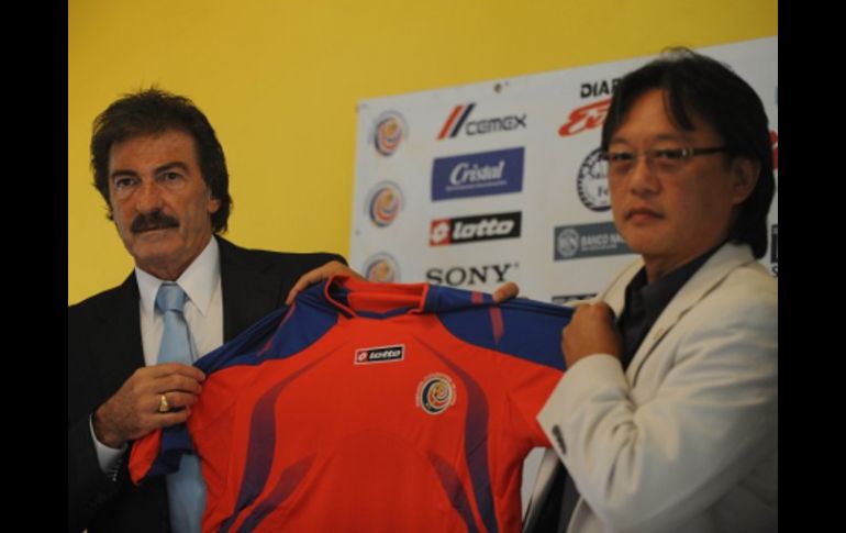 Ricardo La Volpe posa con su playera junto al presidente de la federación de futbol de Costa Rica Eduardo Lee. AFP  /