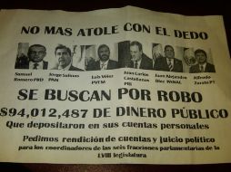 Aspecto del cartel que llevaban consigo los manifestantes a las afueras del Congreso. Z. RAMÍREZ  /