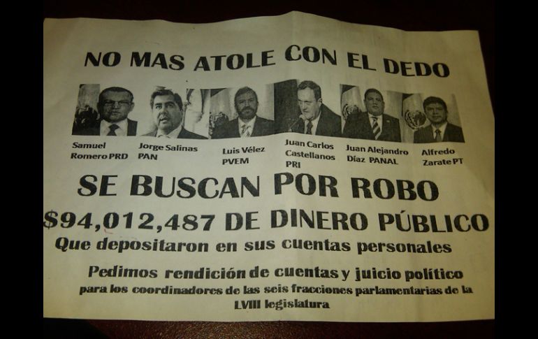 Aspecto del cartel que llevaban consigo los manifestantes a las afueras del Congreso. Z. RAMÍREZ  /