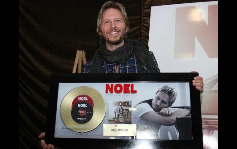 El cantante Noel Schajris recibe disco de oro por las altas ventas del disco ''Uno no es uno''. EL UNIVERSAL  /