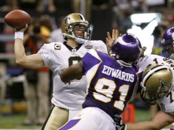 Drew Brees lanza un pase ante la presión de Edwards (91) de los Vikingos en el primer duelo de la temporada de la NFL. AP  /