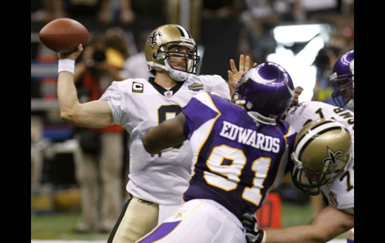 Drew Brees lanza un pase ante la presión de Edwards (91) de los Vikingos en el primer duelo de la temporada de la NFL. AP  /