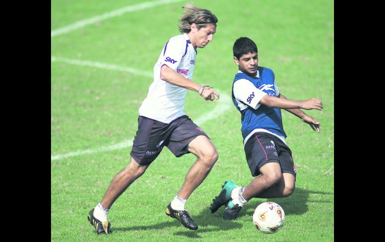 Enrique Vera (izq.) se reportó ayer al entrenamiento del Atlas. JAMMEDIA  /