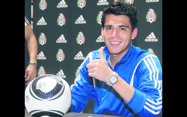 Héctor Moreno durante una sesión de firma de autógrafos. MEXSPORT  /