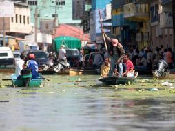 Las lanchas son el medio de transporte en el Sur Veracruz, por la inundaciones. NTX  /