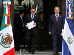 Calderón (der.) y Funes en la residencia oficial de Los Pinos previo a una conferencia de prensa. AP  /