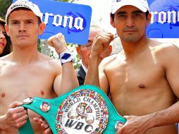 Erik Morales (D) y de Willie Lemond (I), durante la ceremonia de pesaje en la ciudad de Mexico. MEXSPORT  /