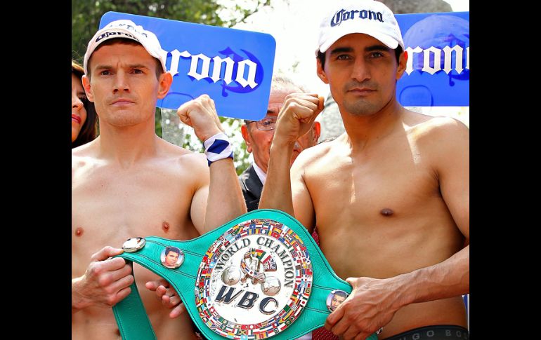 Erik Morales (D) y de Willie Lemond (I), durante la ceremonia de pesaje en la ciudad de Mexico. MEXSPORT  /