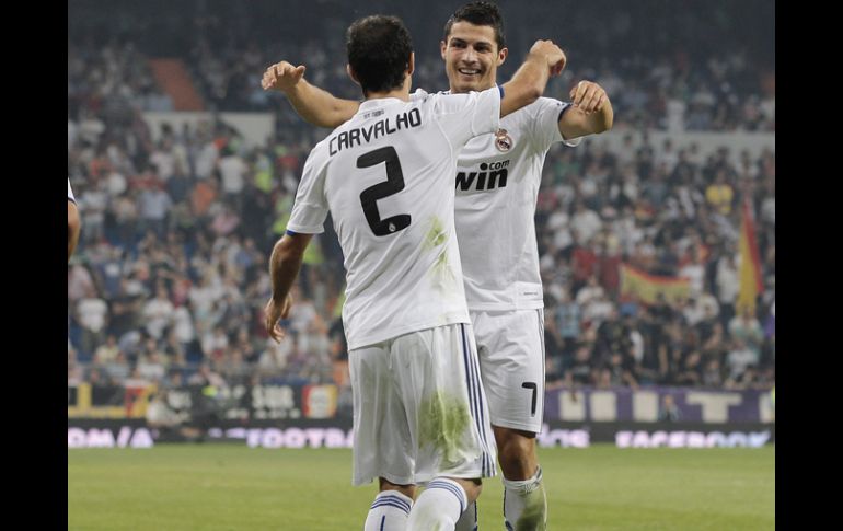 Ricardo Carvalho número 2 en la camiseta y Cristiano Ronaldo festejan el gol ante su rival el Osasuna. AP  /