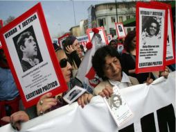 Familiares de ejecutados políticos se manifiestan durante una protesta en el marco de la conmemoración del golpe de Estado de 1973. EFE  /