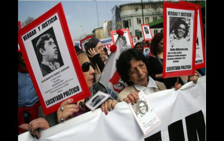 Familiares de ejecutados políticos se manifiestan durante una protesta en el marco de la conmemoración del golpe de Estado de 1973. EFE  /