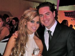 La popular pareja formada por Checo Barrera y Ana Paola Luque; antenoche se dieron el sí''.ELDUQUEDETLAQUEPAQUE  /