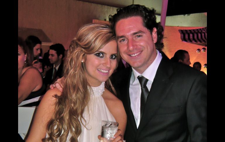 La popular pareja formada por Checo Barrera y Ana Paola Luque; antenoche se dieron el sí''.ELDUQUEDETLAQUEPAQUE  /