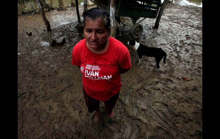 Habitantes de del poblado de Buenavista regresan a sus casas después de varios días bajo el agua. EL UNIVERSAL  /