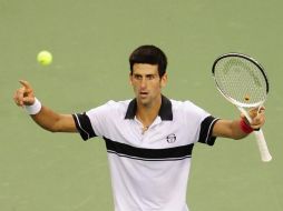 El tenista serbio Novak Djokovic celebra tras ganarle al suizo Roger Federer. EFE  /