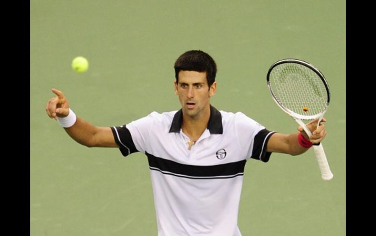 El tenista serbio Novak Djokovic celebra tras ganarle al suizo Roger Federer. EFE  /