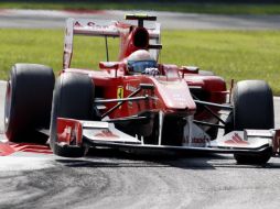 Fernando Alonso disputando el Gran Premio de Italia. AP  /