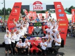 El francés Sebasiten Ogier (der.) celebrando su triunfo en el rally de Japón. AFP  /