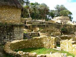 El complejo está conformado por unas 150 casas circulares y grandes murallas de piedra. ESPECIAL  /