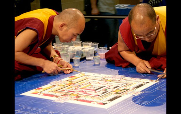 Dos monjes budistas estarán en la exhibición mostrando como se hacen los Mándalas. ESPECIAL  /