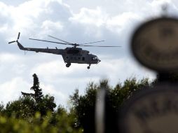 Un helicóptero de la Marina sobrevuela hoy el fraccionamiento donde arrestaron a Sergio Villarreal. EFE  /