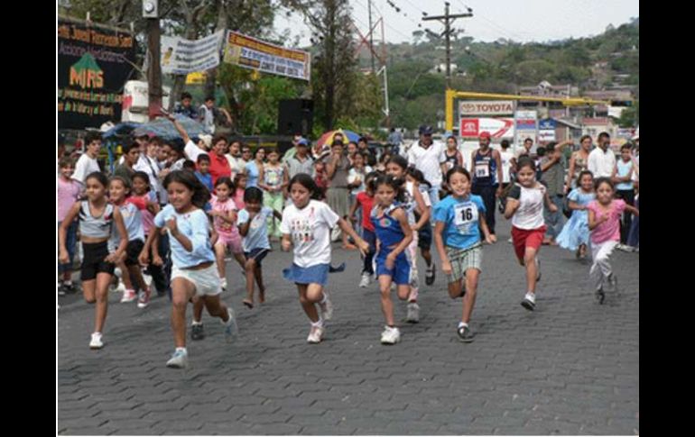 Los niños de entre ocho y nuevo años de edad recorrieron 60 metros. ARCHIVO  /