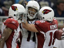 Larry Fitzgerald es felicitado por sus compañeros tras anotar el TD de la diferencia. AP  /