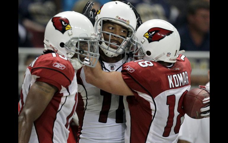 Larry Fitzgerald es felicitado por sus compañeros tras anotar el TD de la diferencia. AP  /