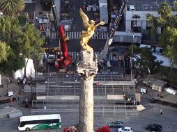 Trabajadores instalan hoy un escenario en la glorieta del Ángel de la Independencia, que se usará en las fiestas patrias. EL UNIVERSAL  /