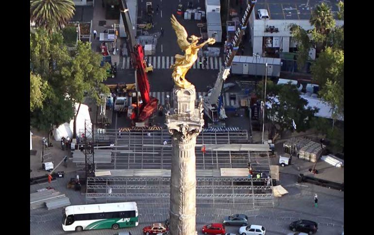 Trabajadores instalan hoy un escenario en la glorieta del Ángel de la Independencia, que se usará en las fiestas patrias. EL UNIVERSAL  /