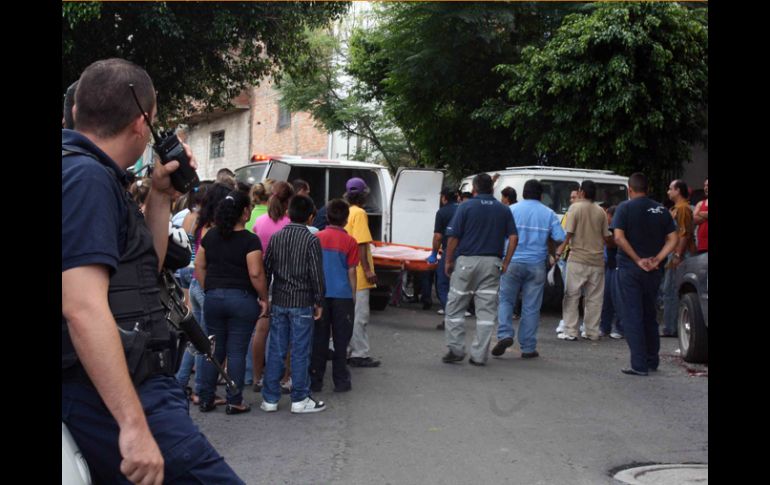 El cuerpo del fallecido fue levantado por camilleros del Servicio Médico Forense y trasladado a la morgue de la ciudad. A. HINOJOSA  /