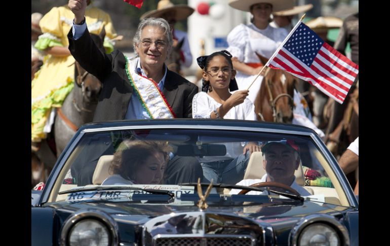 La celebración, encabezada por el tenor Plácido Domingo, contó con más de 50 carros alegóricos.EFE  /