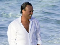 Con más  ganas de subir al escenario y hacerlo mejor, Julio Iglesias ya prepara un disco de grandes éxitos. EFE  /